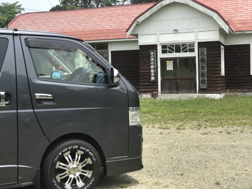 旧中の沢小学校分校の前に停車するハイエースの側面