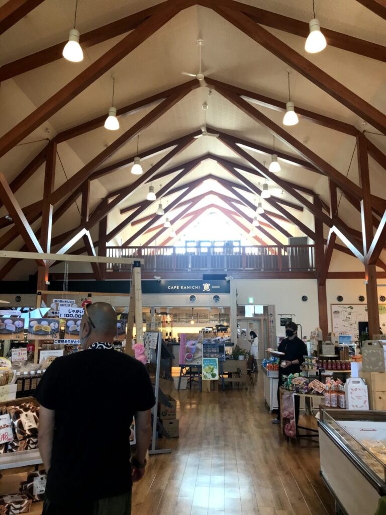 道の駅ピア21しほろの木の温もりある店内風景