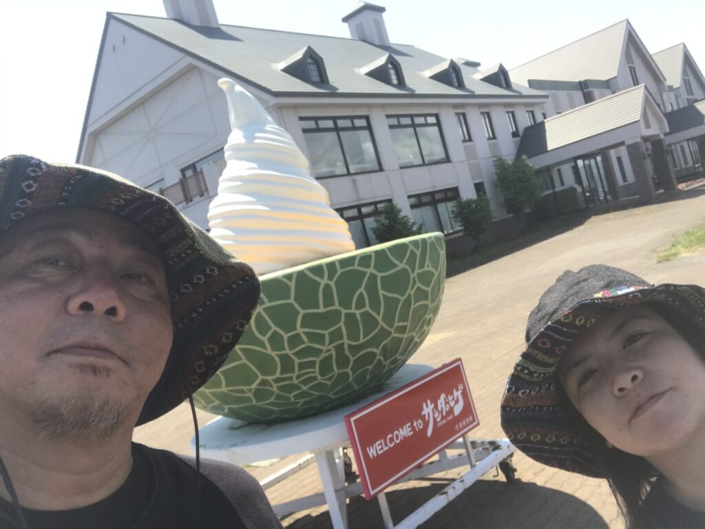popura-farm-monument-couple