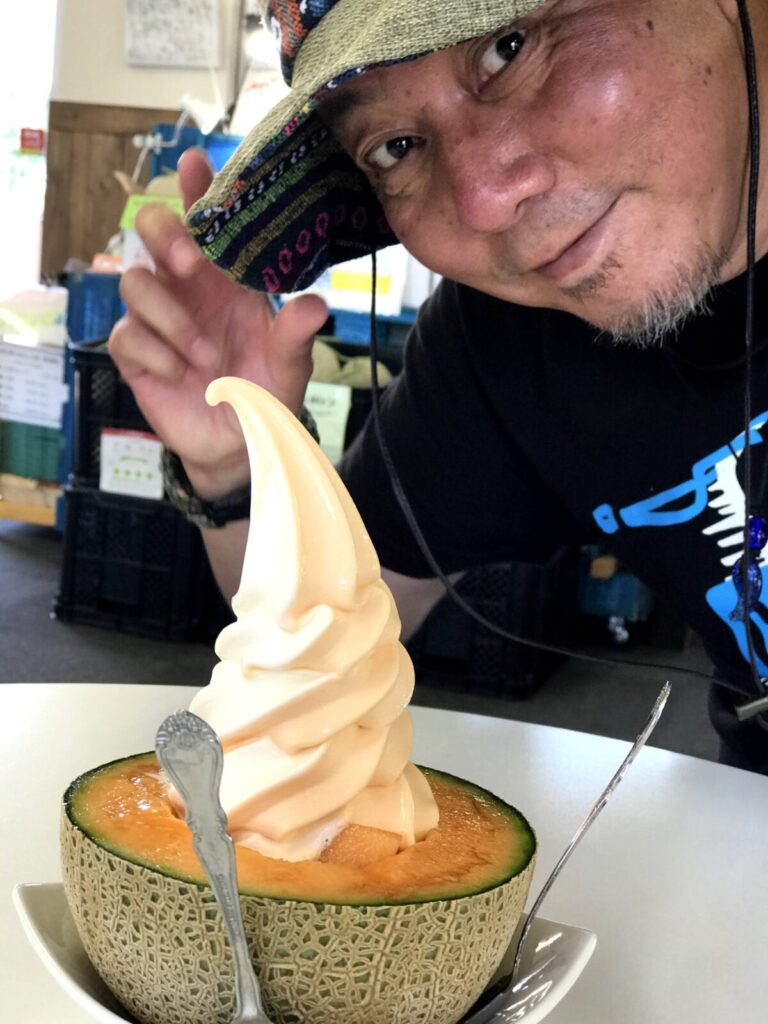 サンタのヒゲと一緒にポーズをとる男性