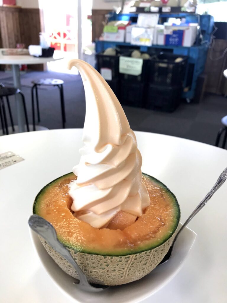 半カットメロンにソフトクリームがのった「サンタのヒゲ」のアップ写真