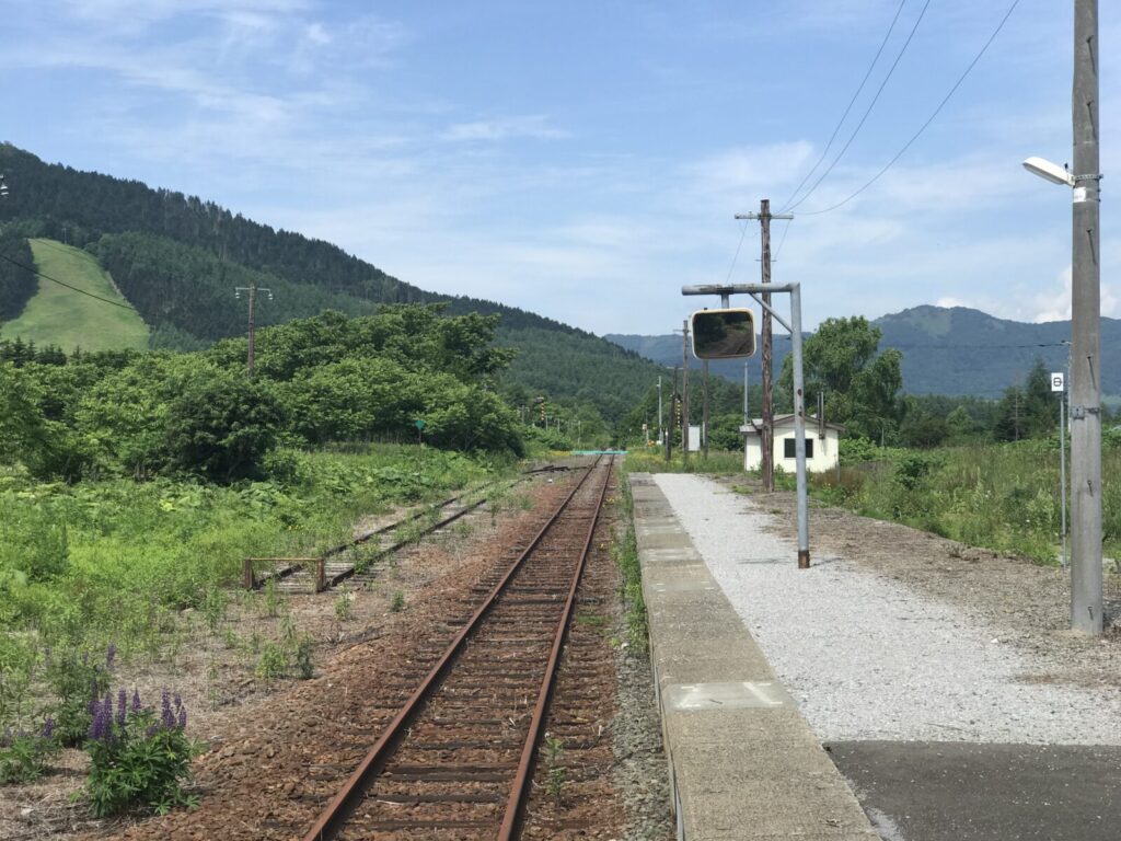 幌舞駅の線路と緑に囲まれた静かな風景