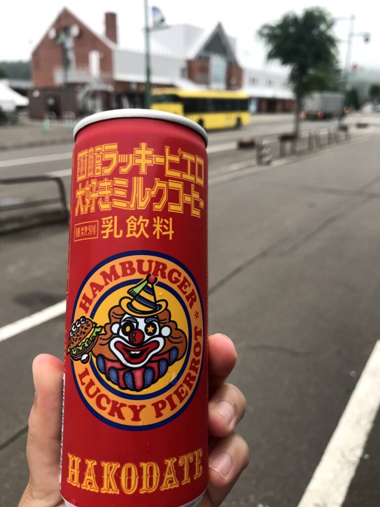 道の駅りくべつ前で撮影されたラッキーピエロの大好きミルクコーヒーの缶