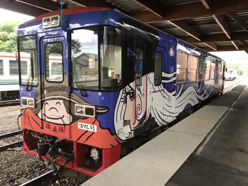 りくべつ鉄道の宝くじ号、キャラクターが描かれた前方車両の様子