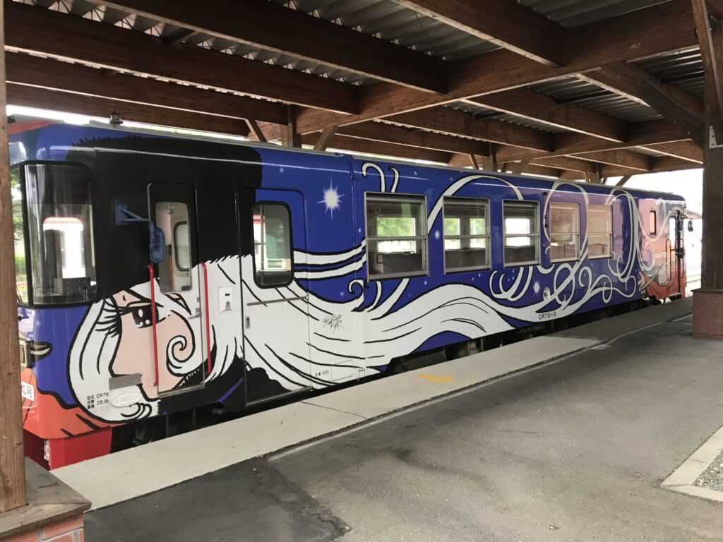 りくべつ鉄道の宝くじ号、キャラクターが車体全体に描かれた側面の様子