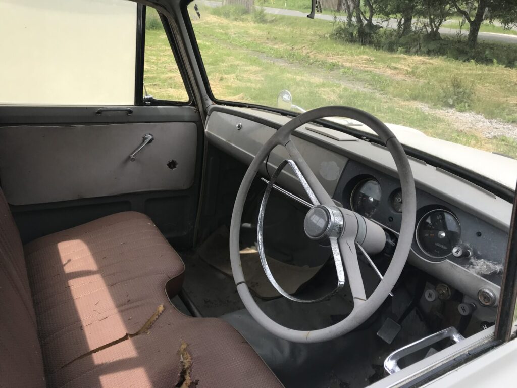 代替テキスト：昔ながらのデザインが印象的なトラックの運転席内部