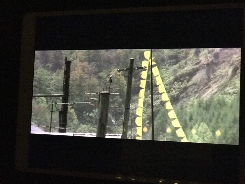 映画『幸福の黄色いハンカチ』で黄色いハンカチが電柱に掲げられている印象的なシーン