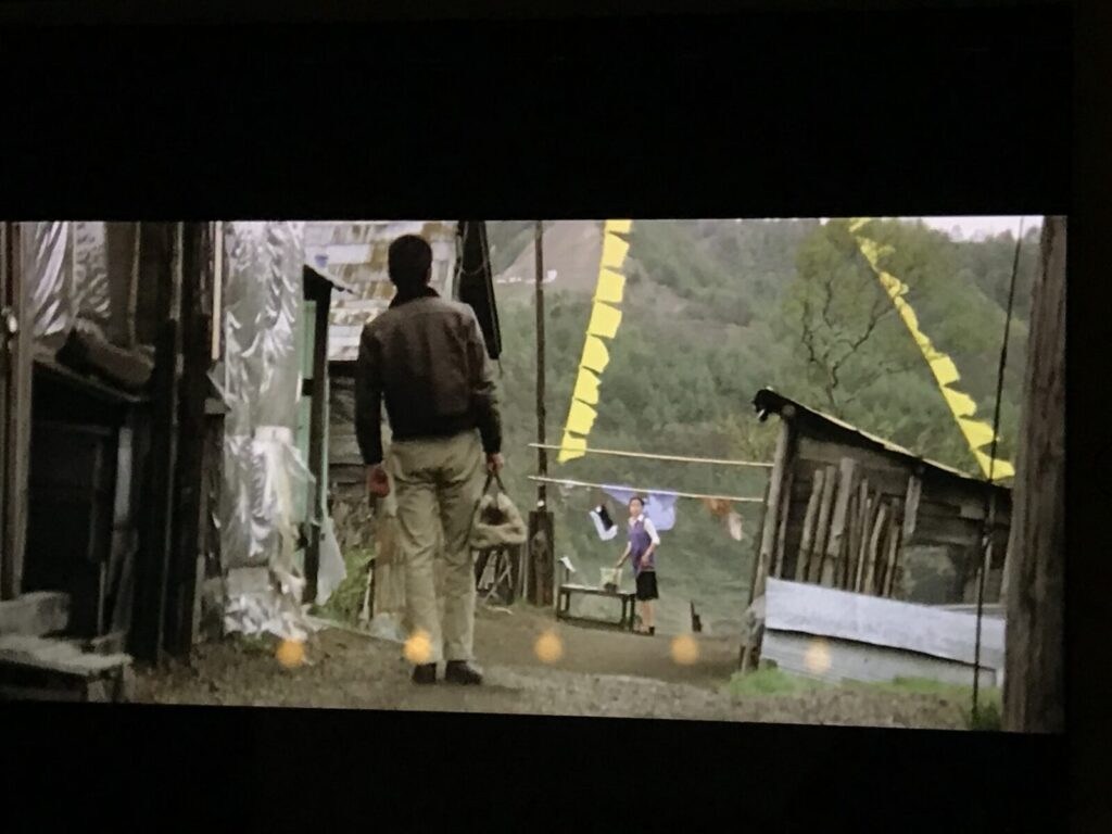 映画『幸福の黄色いハンカチ』のクライマックス、黄色いハンカチのもとへ歩く主人公の姿