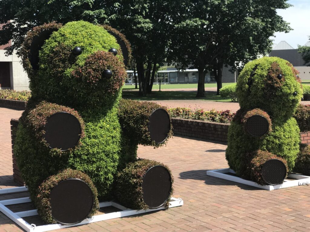 道の駅しかおいにある親子のクマ型植木オブジェ。並んで座る姿が微笑ましい。