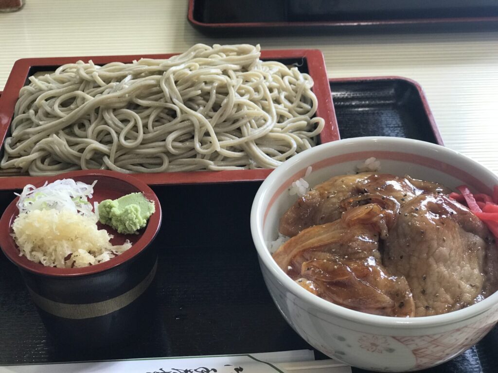 鹿追そばの豚丼セット。つやのあるそばと甘辛いタレの豚丼が並ぶ美味しそうな定食。
