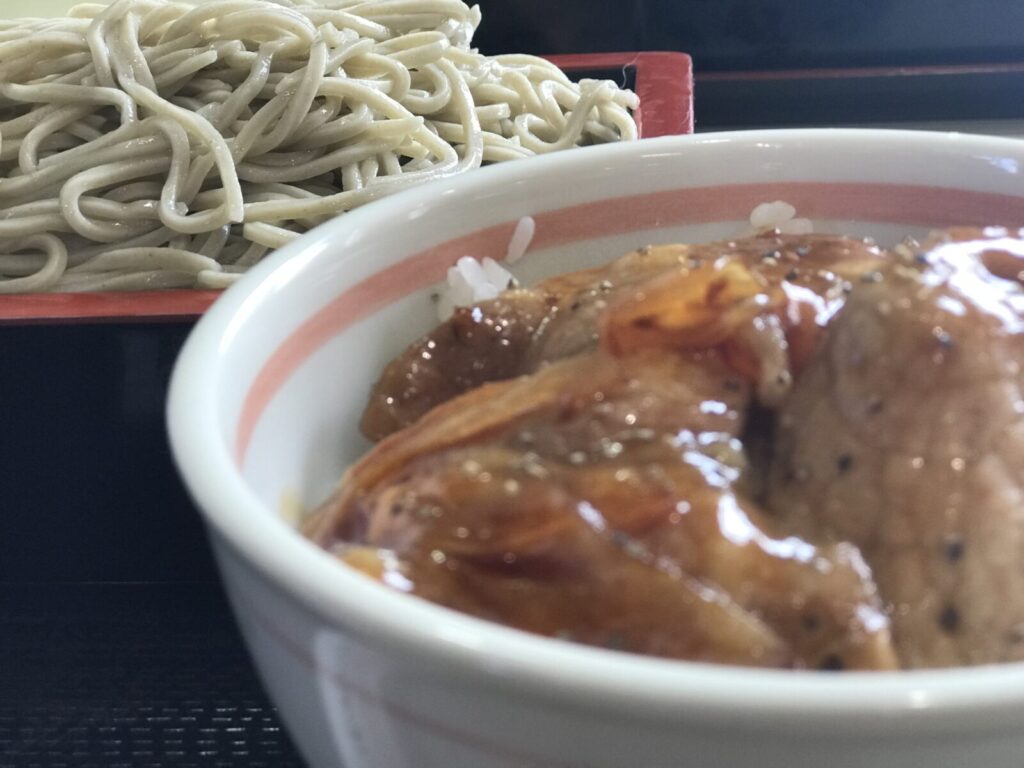 鹿追そばと豚丼のアップ写真。そばのコシと豚肉の照りが際立っている。