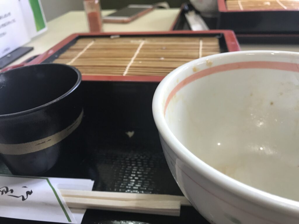 食後のそば皿と空の丼。完食の満足感が伝わる食べ終わった後の風景。