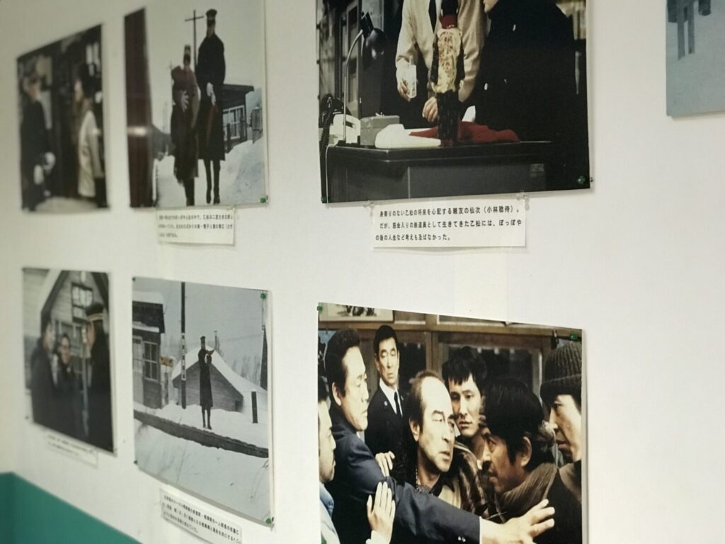 鉄道員の名場面写真が並ぶ展示コーナーの壁面
