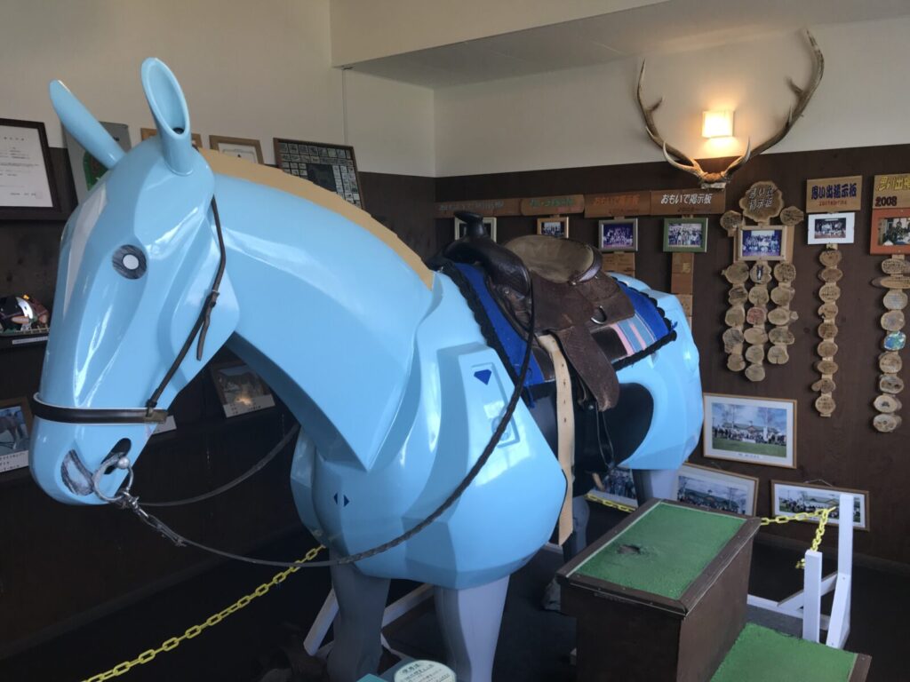 道の駅しかおいの青い乗馬シミュレーター(馬型ロボット)