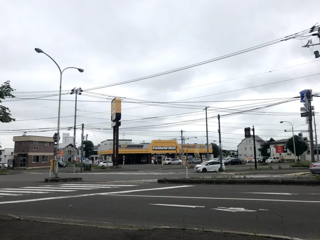 北海道のイエローハット店舗と駐車場の様子