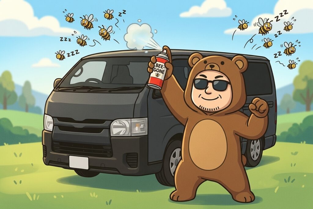 くま旦那が蜂ジェットスプレーを高く掲げてヒーローポーズをとり、蜂たちが逃げ去っているイラスト