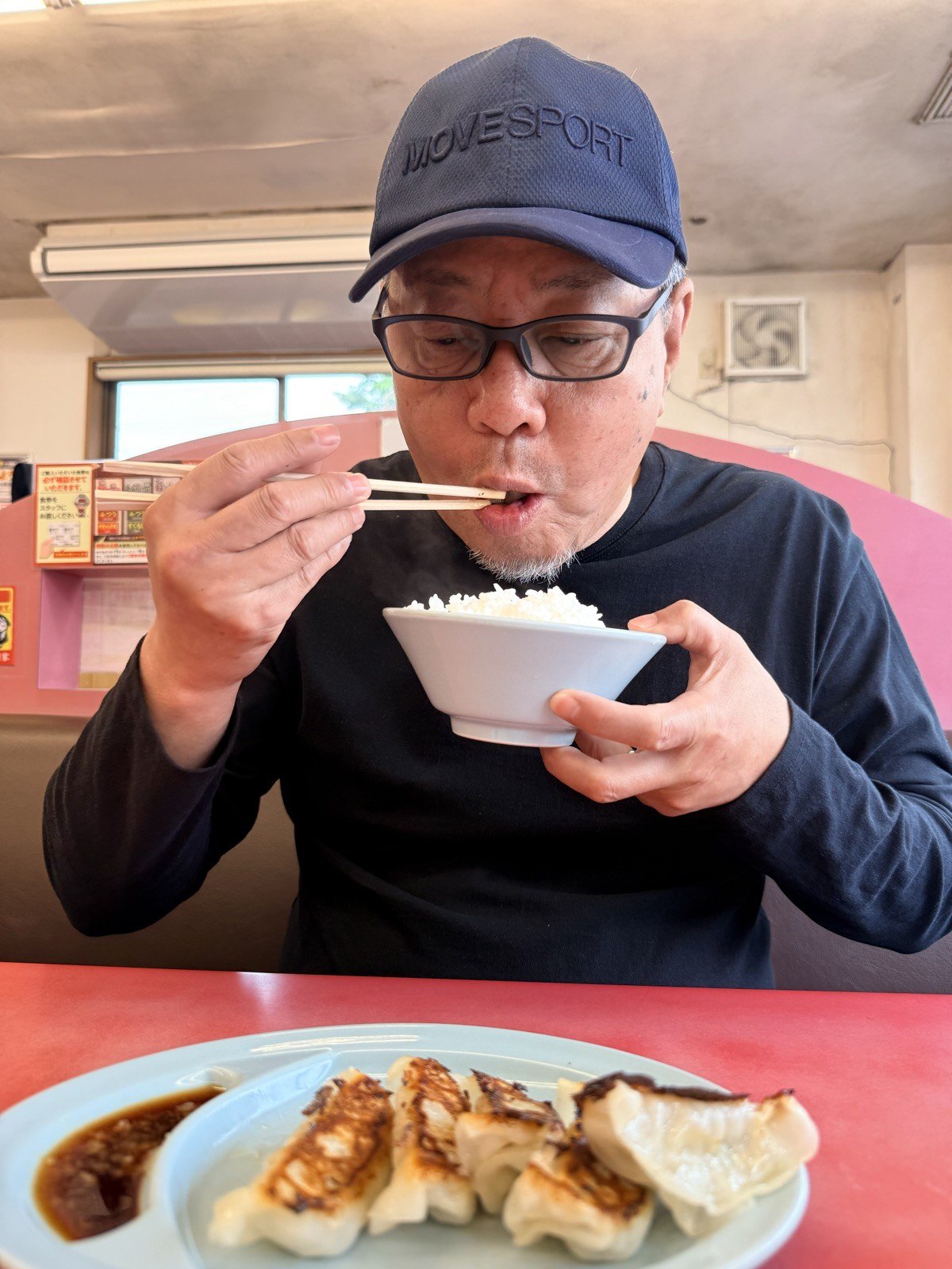 餃子セットを食べる旦那