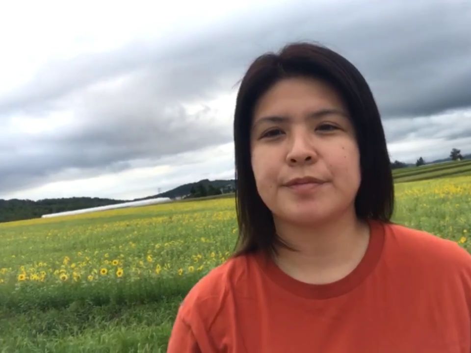 北竜町のひまわり畑を背にしたくま嫁