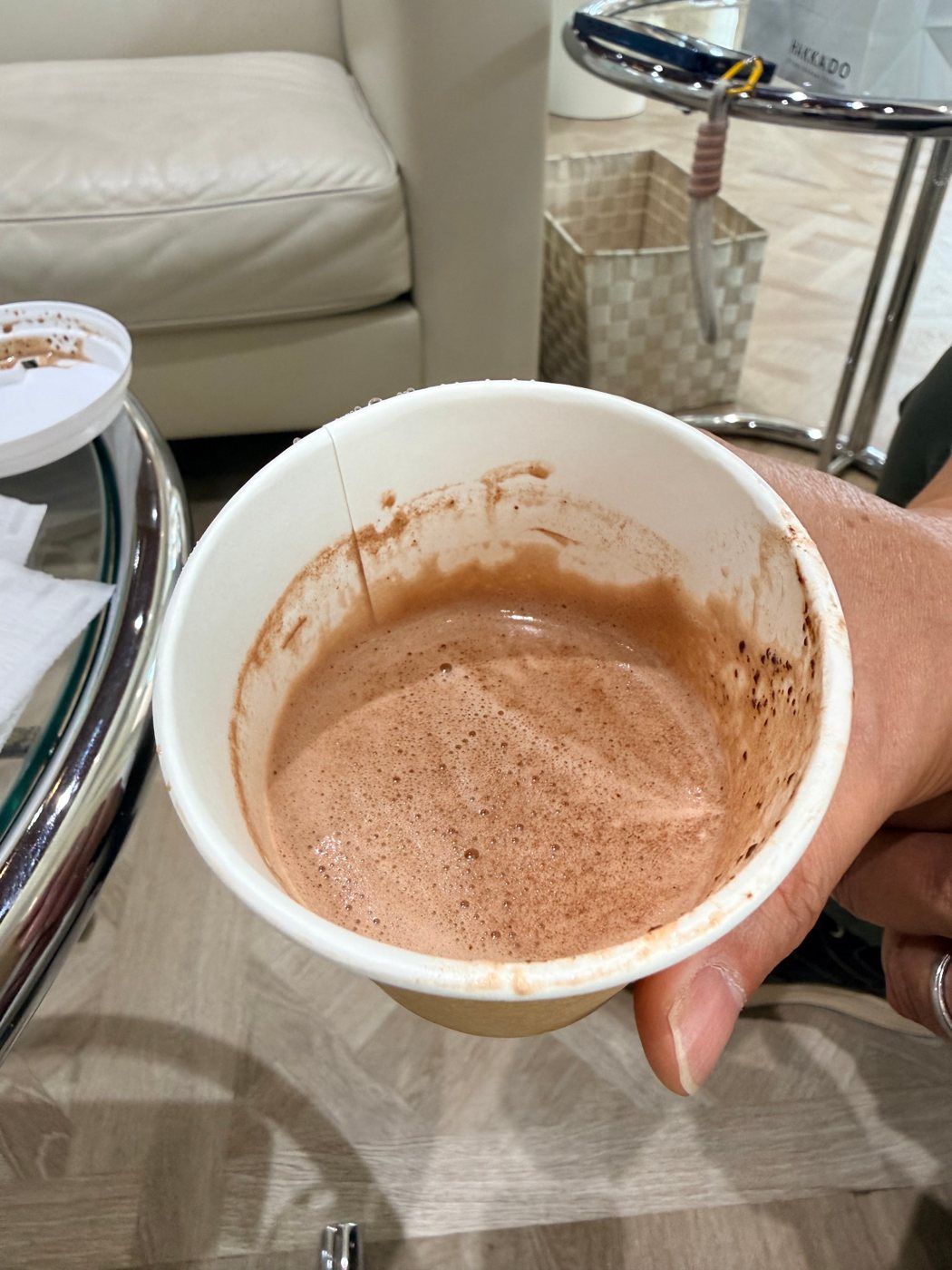 温かいチョコミントのドリンク