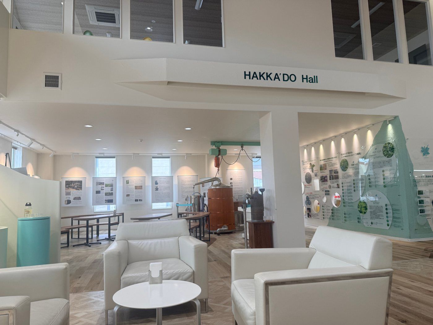ソファと展示があるHAKKA’DO Hall