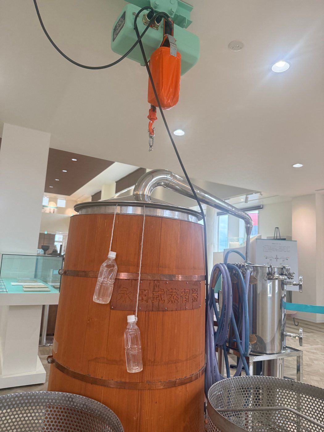 大きな木製の蒸留器