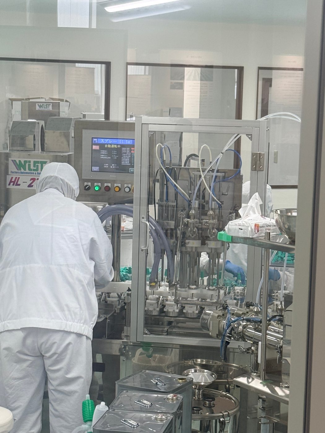 ガラス越しに見える製造設備