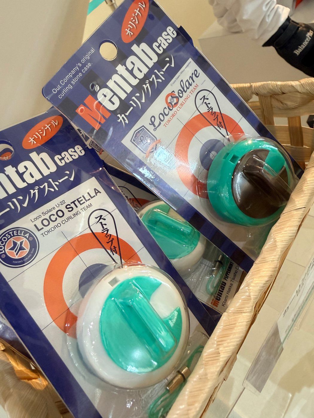 カーリングのロゴが入ったケース