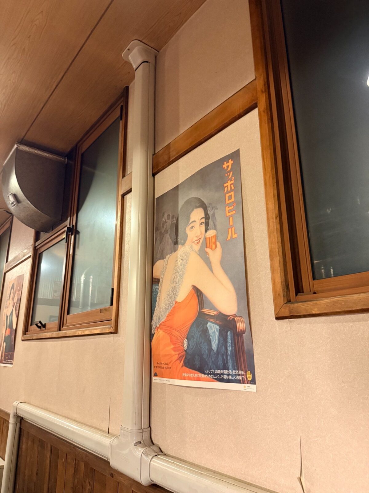味覚園 総本店の壁に飾られたレトロなビールのポスター
