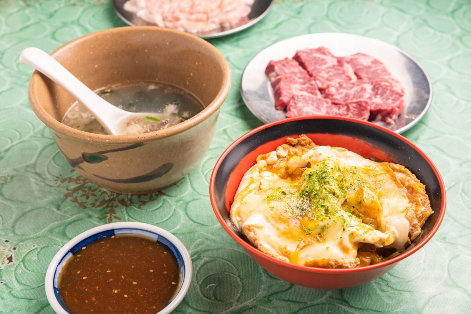 板門店の目丼・スープ・肉皿が並ぶ2018年紹介記事の写真