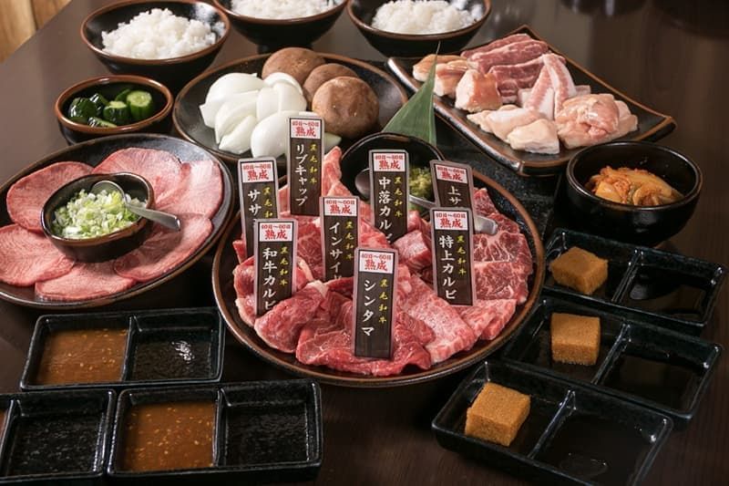 和牛焼肉としおのシンタマなど部位札が付いた和牛盛り合わせ