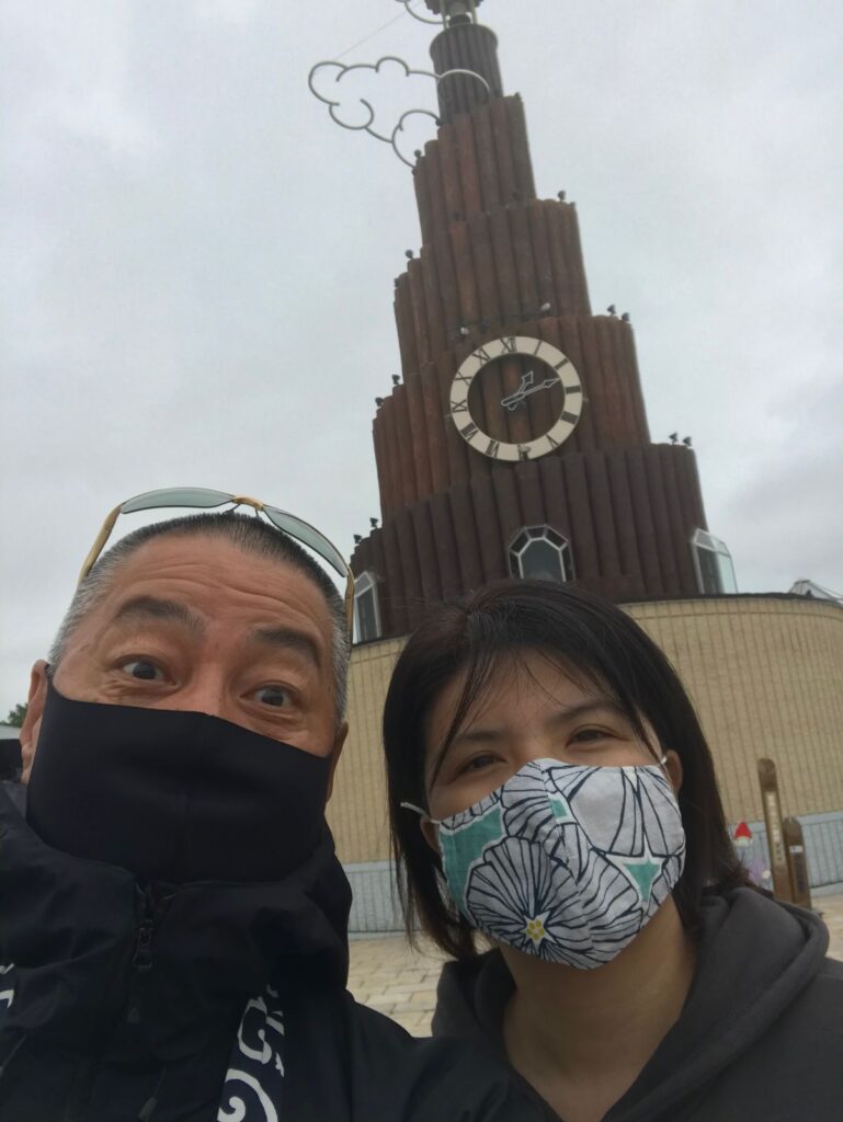 果夢林の時計塔を背にした、くま嫁と旦那の自撮り