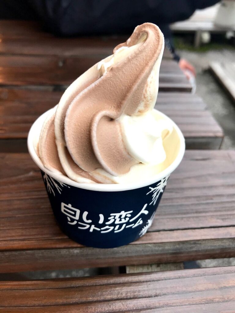 道の駅おんねゆ温泉で食べた白い恋人のソフトクリーム